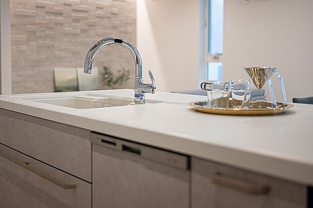 【■No.1／キッチン】水栓に触れなくてもセンサーに手をかざすだけで吐水/止水ができます。