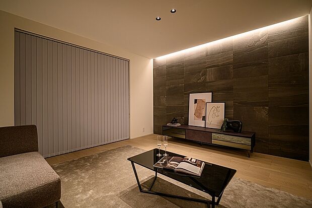 【■No.1】モダンでスタイリッシュな、洗練された「大人モダン」の住まい。調湿機能に優れたダークトーンのタイル壁に、間接照明が施され、夜にはさらに落ち着いたムードを演出します。