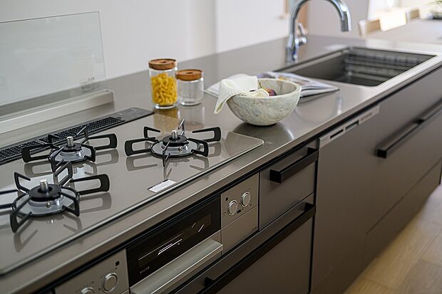 【■キッチン■】キッチンは、モダンで機能美を極めたクリナップの最上級グレードの【CENTRO】を採用。天板には、バイブレーション仕上げをしており、上質かつ汚れや傷も目立ちにくい質感となります。