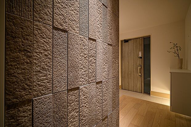 【■玄関■】玄関入口に「調湿機能」や「脱臭効果」のエコカラットを一部施工。高級感のある表情が魅力。