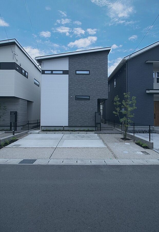 【[No.5] ～NEW～】外断熱×高性能樹脂窓で夏涼しく冬暖かい空間を実現。
太陽光発電システム搭載
