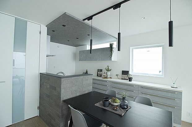 【[No.5] ～NEW～】上質な雰囲気が印象的なキッチンエリア。広い調理スペースを確保し毎日の家事を楽しんでいただけます!