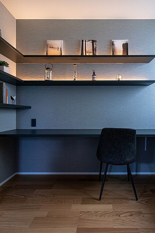 【【B-1】 ■書斎】落ち着いた雰囲気が魅力的な書斎スペース。壁に埋め込まれた間接照明が、柔らかな光で手元やディスプレイされた小物を優しく照らし、リラックスできる空間を作り出しています。