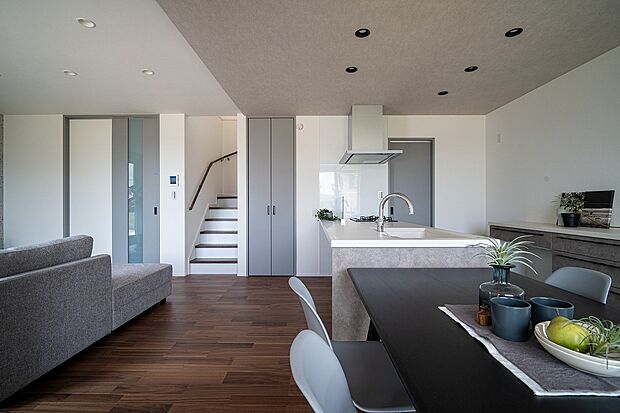 【【A-10】 ■LDK】大きな窓に面する広々としたリビング。
明るいリビングでご家族みんなで過ごすことができます