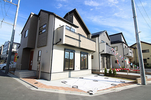 外観写真(2025年11月撮影) 3号棟(角地)。全棟2台駐車可能です! (車種による)