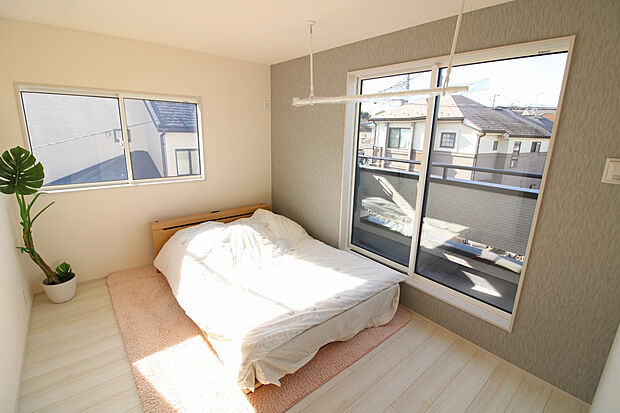 【1号棟 7.12帖洋室(2025年11月撮影)】洗濯機からバルコニーまでの距離が短く、家事の時短と効率化を叶えます!(写真の家具はイメージです!