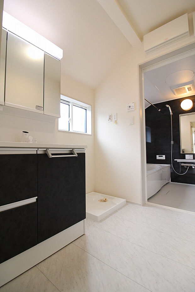 【1号棟 洗面室(2025年11月撮影)】2階に洗面室を配置することで、朝の身支度や洗濯がスムーズに。忙しい朝の味方になります。