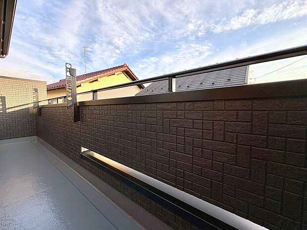 【バルコニー(2025年12月撮影)】2部屋をつなぐ続きバルコニーで、洗濯物の移動もスムーズ。複数の部屋から出入りできるため、家事の効率がアップします。