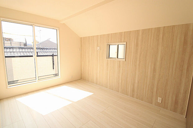 【7.06帖洋室(2026年3月撮影)】屋根形状に合わせて天井を高く設計しているため、開放感のある洋室です。