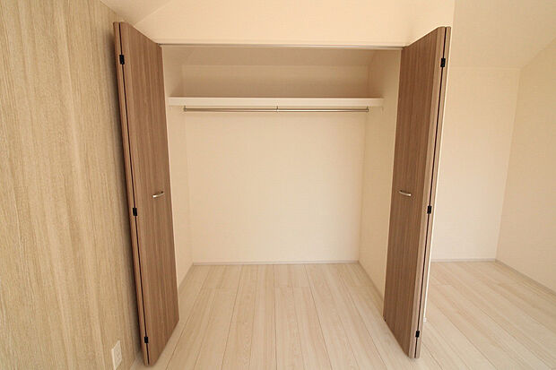 【7.06帖洋室(2026年3月撮影)】広々としたクローゼットには、衣類はもちろん、日用品などもすっきり収納できます。