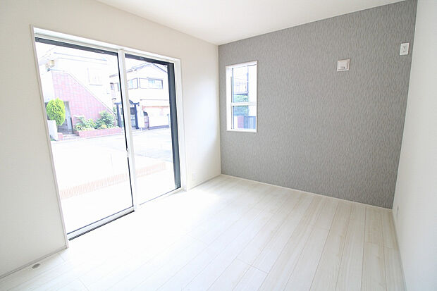 【1号棟 6.0帖洋室(1F)(2026年6月撮影)】掃き出し窓のある居室は、採光と風通しが良く、快適で過ごしやすい空間です。