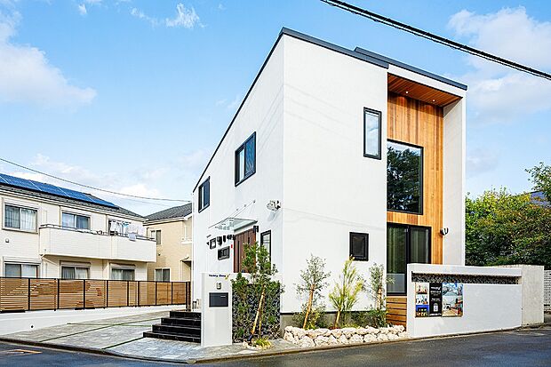 【ショールーム】
建築現場からショールームまで、車で約15分。実際に建つ家の「構造・現場」と、完成後の「快適な暮らし」を、まとめて見学できます。