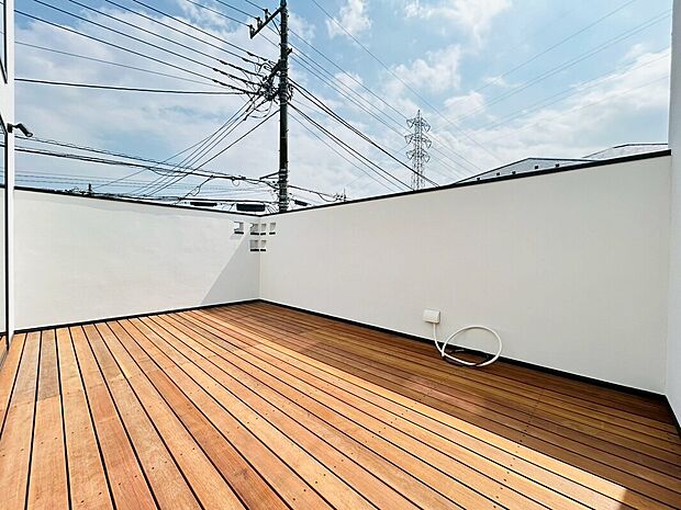 【バルコニー】
北欧産サウナ付き