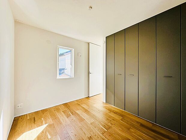 【【施工例】】室内の建具には、天井近くまで高さを持たせたハイドアを採用。ドア上の垂れ壁が目立ちにくくなることで、視線が縦に伸び、空間全体をより広く、すっきりと感じさせます。