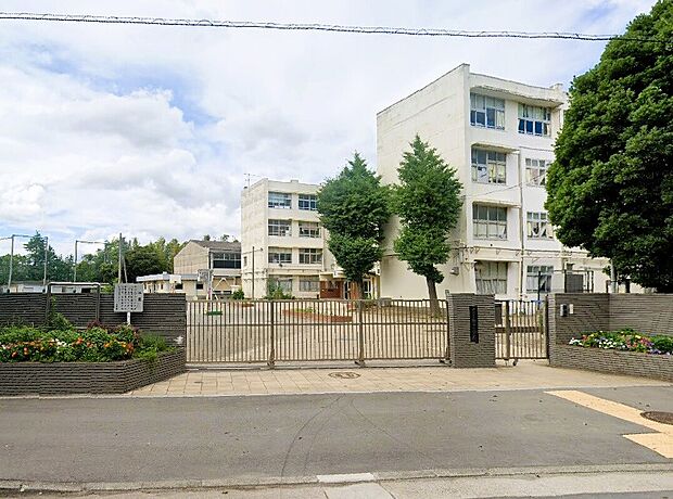 横浜市立勝田小学校(約913m)