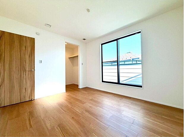 【リビング以外の居室】
明るい陽光が差し込む広々とした洋室は、お子様の成長に合わせて間取りを自由にアレンジできます。収納も充実し、いつもすっきり片付く空間です。