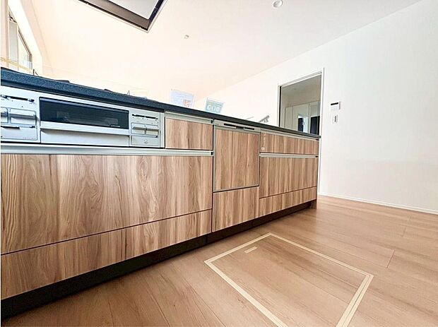 同形状・同仕様写真(キッチン)
※【類似内観同仕様】施工例のため分譲中の内観とは形状・仕様が異なります。
人気の対面キッチンはリビングで寛ぐご家族と会話を楽しみながらお料理ができます♪