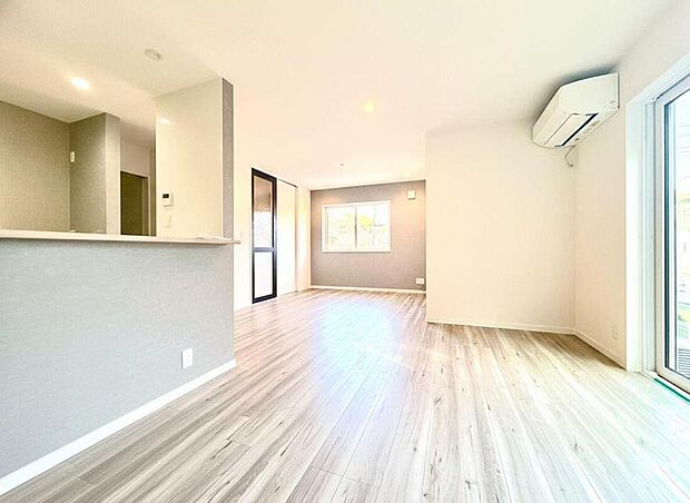 大きな窓から陽光が降り注ぐ、明るく広々としたリビングです。家族が自然と集まり、笑顔あふれる毎日を育む、心地よい空間がここにあります。