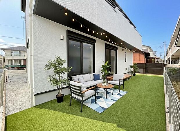 【お庭】※家具等CG加工があります。
休日に家族でBBQをしたりいろいろ楽しめそうです。小さなお子様のいるご家庭ではお子様の外遊びスペースにもいいですね。