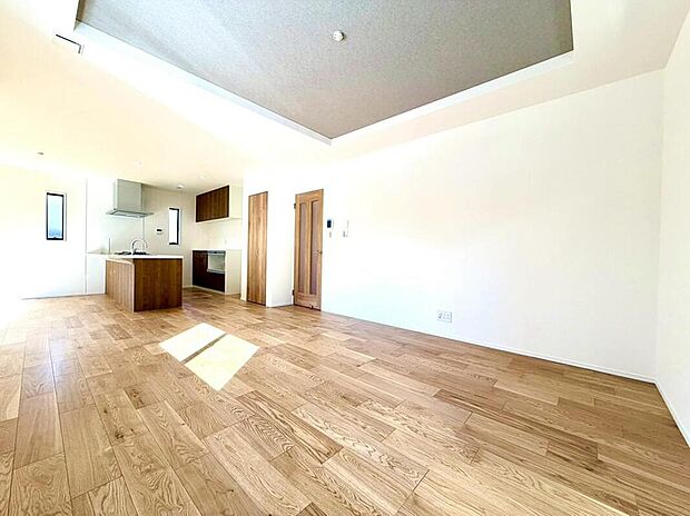 【リビング】木目のフローリングは和やかで洗練された空間を演出してくれます。