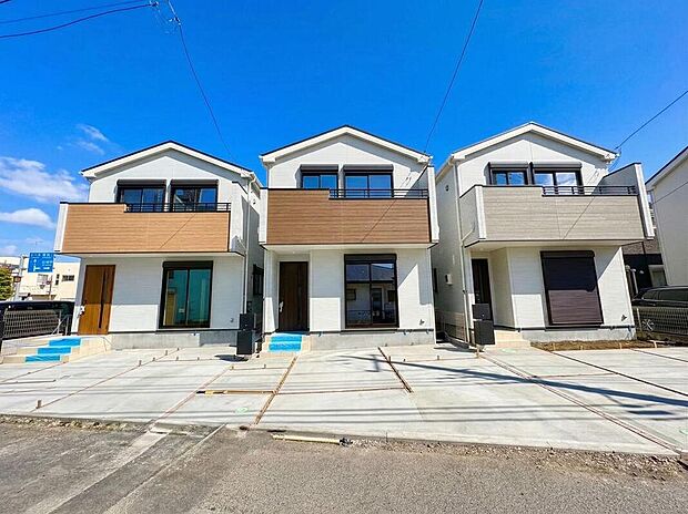 青空の下、新築工事が着々と進む現地外観です。足場が外れる日が待ち遠しい、家族の夢を育む住まい。明るい日差しが降り注ぐ、新しい暮らしがここから始まります。