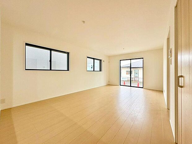 【リビング】
採光たっぷりのリビングでいつでも明るい空間に。