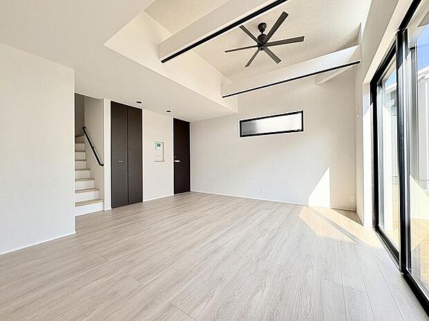 【リビング】
広々としたリビングは、白と黒のカラーでトータルコーディネートされています。