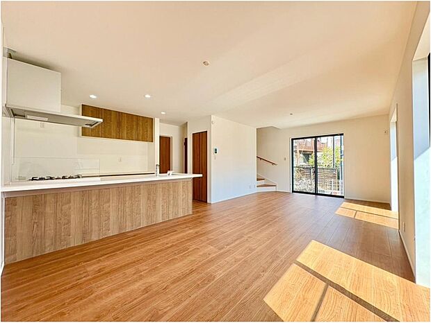 【リビング】
明るい陽光が差し込む広々としたリビングは家族の笑顔と会話がはずみ、穏やかに過ごす時間が家族の絆をゆったりと紡いでゆきます。