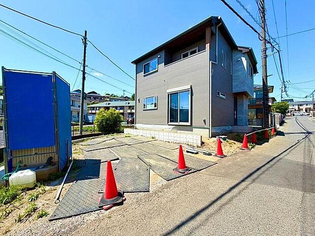 明るい日差しが降り注ぐ、洗練されたデザインの新築戸建てです。家族の成長を見守る、安心で快適な暮らしがここから始まります。