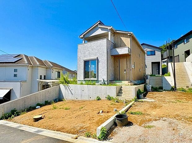 【外観】
青空に映える現代的な外観。温もりを感じる住まい。
