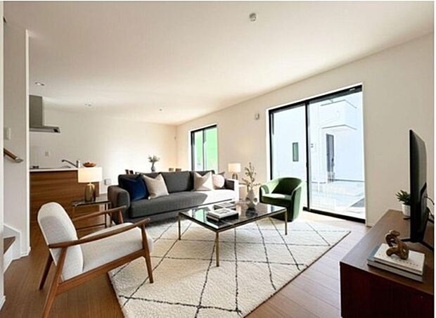 【リビング】南向きの大きな窓から光が降り注ぐ、開放感あふれるリビングです。家族が自然と集まる空間で、心地よい団らんのひとときをお過ごしください。※家具等CG加工があります。