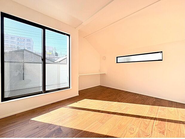 【リビング以外の居室】住む人のこだわりを活かすゆとりある洋室。ベッドを構えても十分な広さを確保できますね。