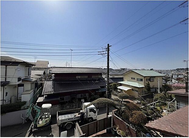 【住戸からの眺望写真】青空が広がる開放的な眺望が、家族の日常に彩りを添えます。穏やかな住宅街で、お子様とのびのびと過ごす毎日を。

