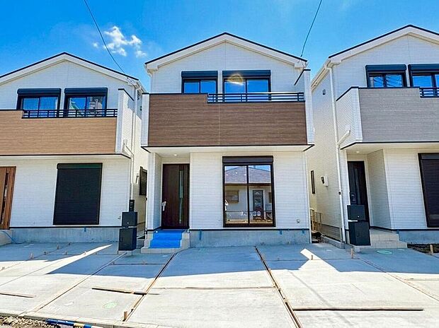 【前面道路含む現地写真】明るい日差しが降り注ぐ、穏やかな住宅街の風景。新しい暮らしを始めるご家族にぴったりの、心安らぐ環境がここにあります。