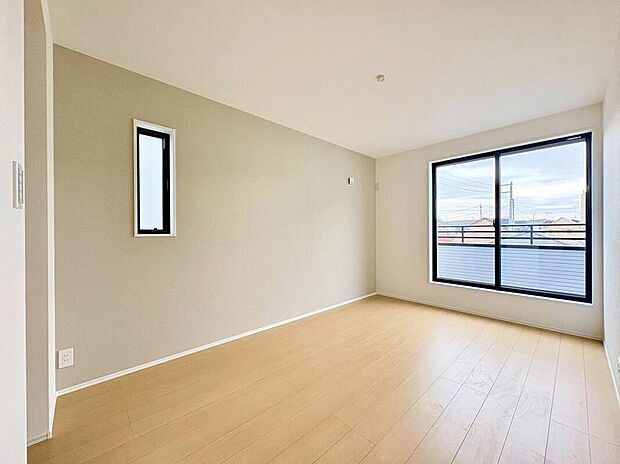 【【居室】】明るい光が差し込んで、気持ちよくお目覚めいただけます。