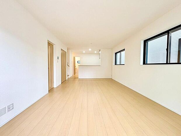 【【リビング】】やわらかな陽射しがふりそそぎ、室内に開放感と爽快感をもたらします。