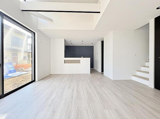 【【リビング】】気持ちの良い光りが差し込みます。またリビングイン階段を採用しているので、自然と家族で会話が生まれます。