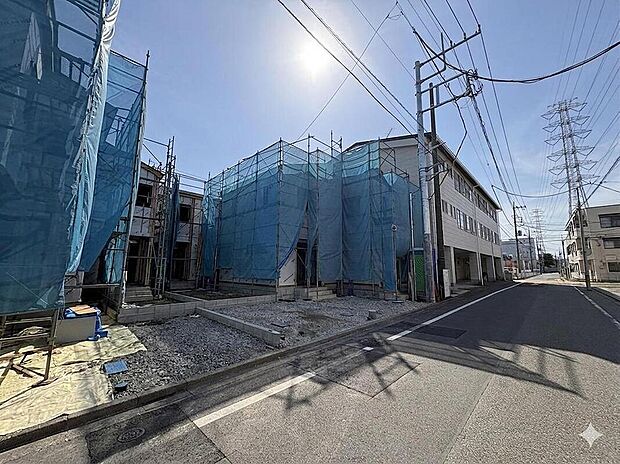 【前面道路含む現地写真】青空の下、新築工事が着々と進む街並み。未来の家族の笑顔を育む、新しい住まいが誕生します。