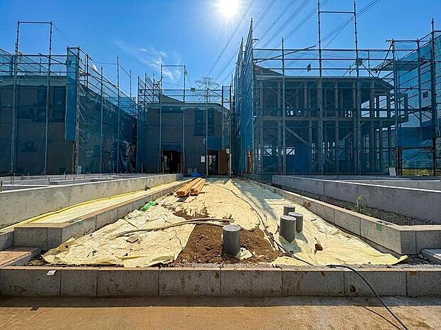 【前面道路含む現地写真】晴れ渡る青空の下、新しい家族の物語が始まる住まいが着々と建設中。広々とした空間で、お子様の成長を見守る日々が楽しみです。