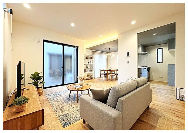 窓を大きくとり、光溢れる明るいLDK。
※実際の室内写真をもとに、家具の配置例をCG合成しております