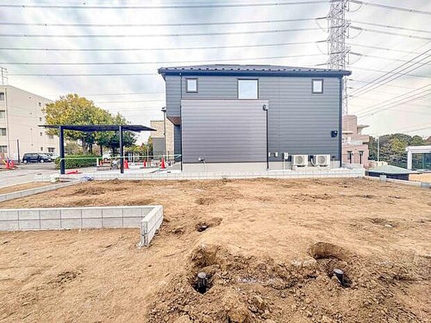 住宅街の中でも開けた場所に位置し、外観からも明るい雰囲気が伝わる住まいです。