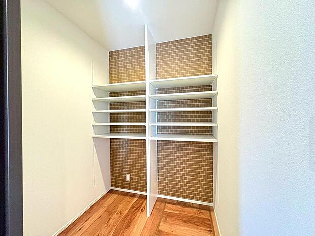 キッチン裏の大型パントリー