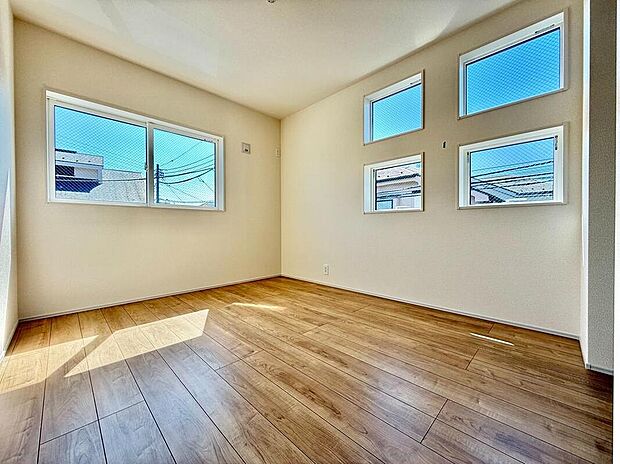 お子様の心と身体を見守る子供部屋として、思春期のプライバシーを重視したり、成長に合わせて机やベッドを自由にレイアウトできるようにと、小さな自立心を育むお部屋作りを見越してご覧下さい。