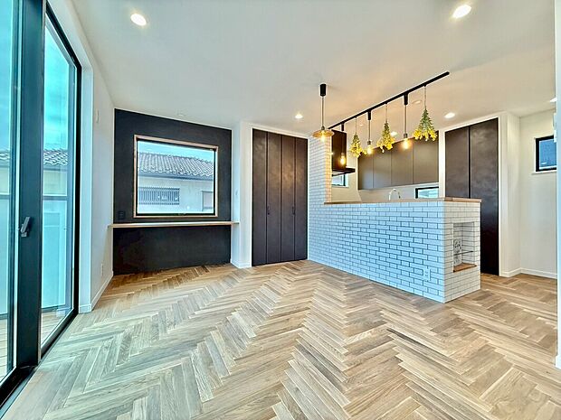 お洒落な木目の風合いが柔らかな陽光に照らされ、何とも言えない高級感を生み出します。造りこんだ空間演出の妙が生み出す光と質のハーモニーはこの住宅のクオリティの良さを実感させてくれます。