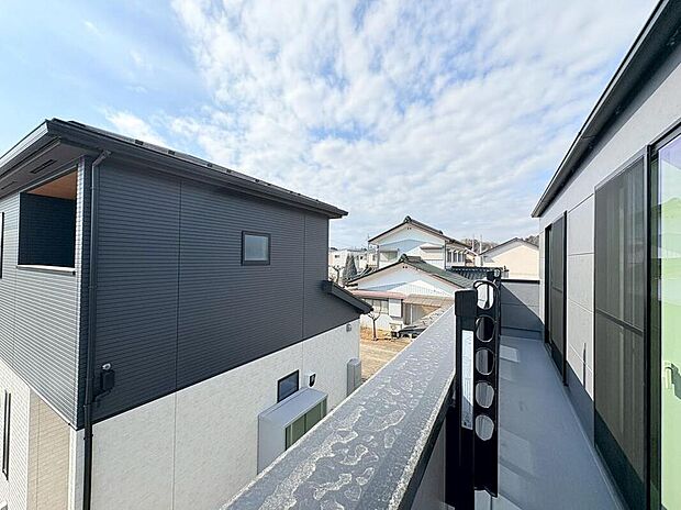 【バルコニー】南向きのバルコニーで、洗濯物や布団干しも効率よく行える明るいスペースです。