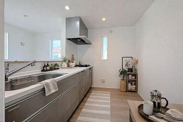 【キッチン】対面キッチンなので、料理をしながら家族の様子を見守れる安心設計です。※実際の室内写真をもとに、家具の配置例をCG合成しております