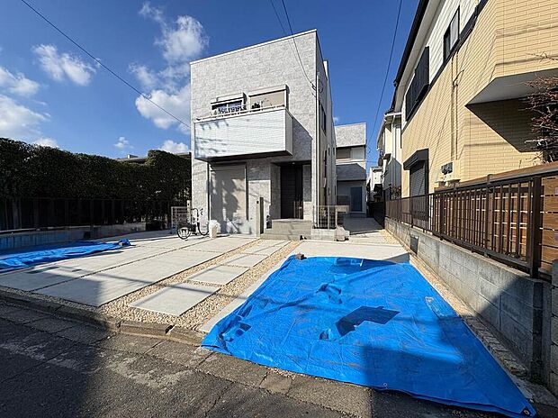 【前面道路含む現地写真】時代に左右されない、気品漂う外観。どの年代の方からも愛されるその佇まい。