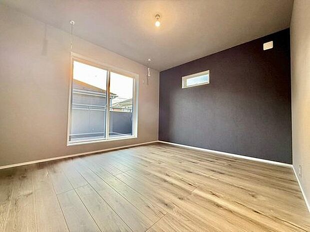 【リビング以外の居室】柔らかな光と木目の温もりに満ちた、心地よい一室。寝室としてはもちろん、集中したいワークスペースにも最適な静謐な空間です。