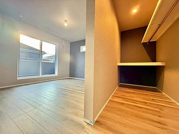 【その他現地】お部屋をいつも広々と。居室に隣接した収納が、お片付けをスムーズにサポートします。