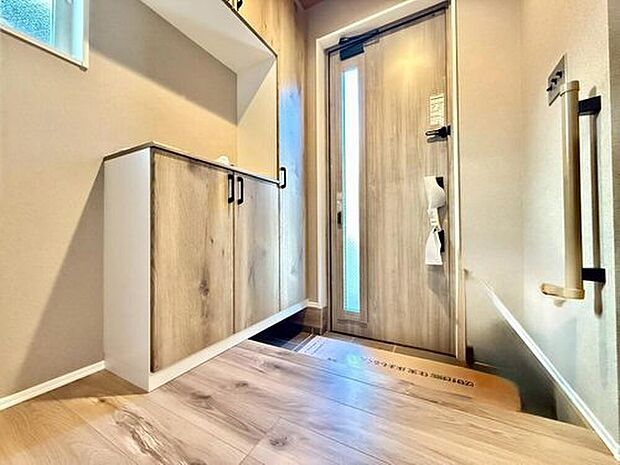 【玄関】玄関ドアからの柔らかな採光が、足元を優しく照らす。暗くなりがちな玄関を、一番明るいお出迎えの場所に。